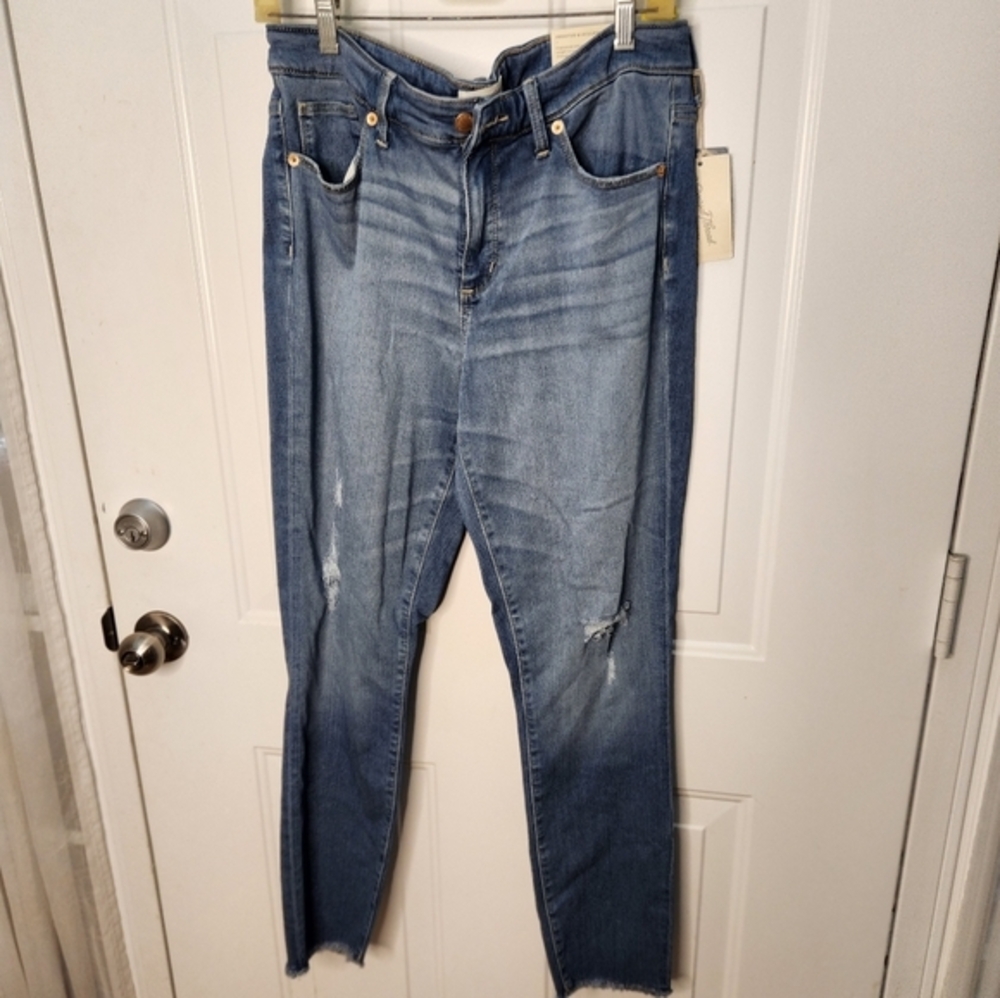 NWT Universal Thread Womens Ripped Skinny Jeans Size 12